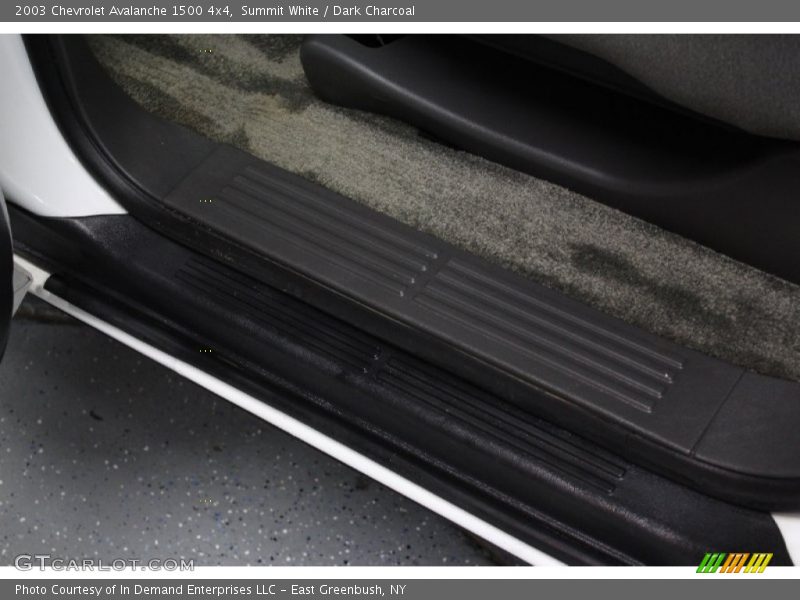 Summit White / Dark Charcoal 2003 Chevrolet Avalanche 1500 4x4