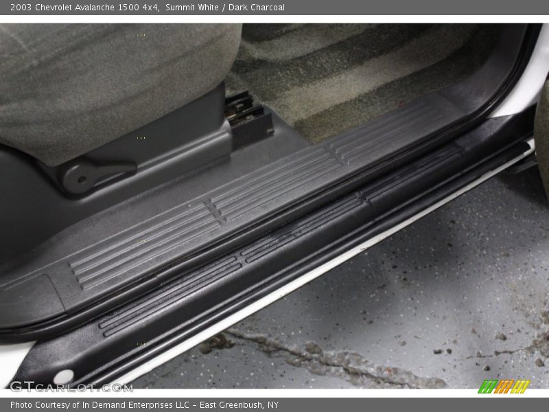Summit White / Dark Charcoal 2003 Chevrolet Avalanche 1500 4x4