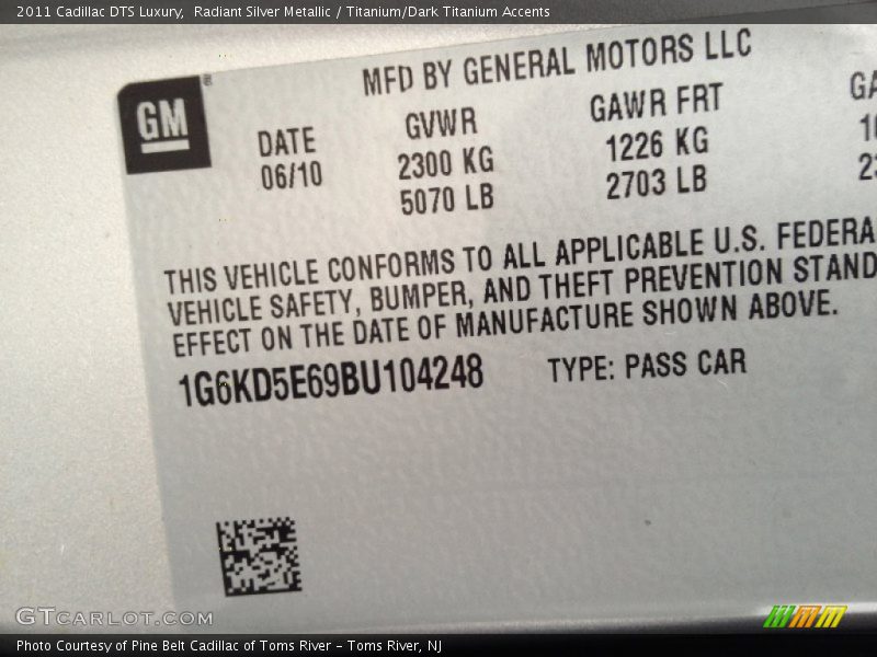 Radiant Silver Metallic / Titanium/Dark Titanium Accents 2011 Cadillac DTS Luxury