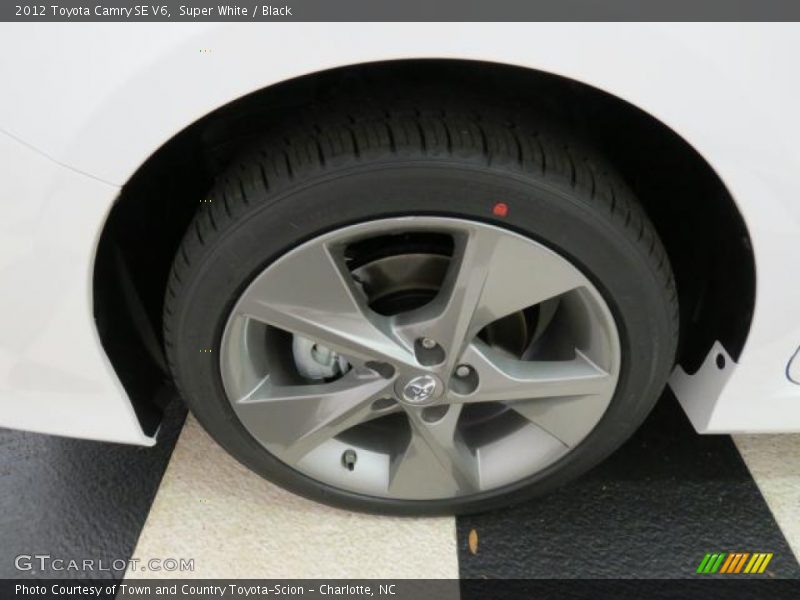 Super White / Black 2012 Toyota Camry SE V6
