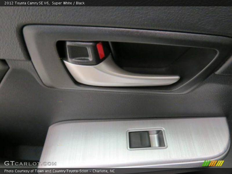 Super White / Black 2012 Toyota Camry SE V6