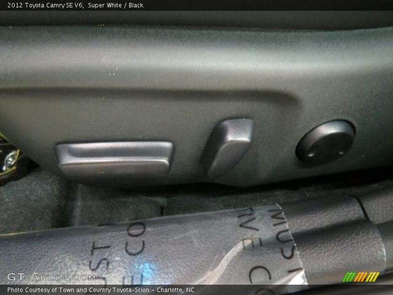 Super White / Black 2012 Toyota Camry SE V6