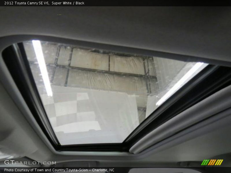 Super White / Black 2012 Toyota Camry SE V6