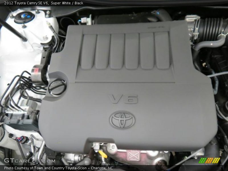 Super White / Black 2012 Toyota Camry SE V6
