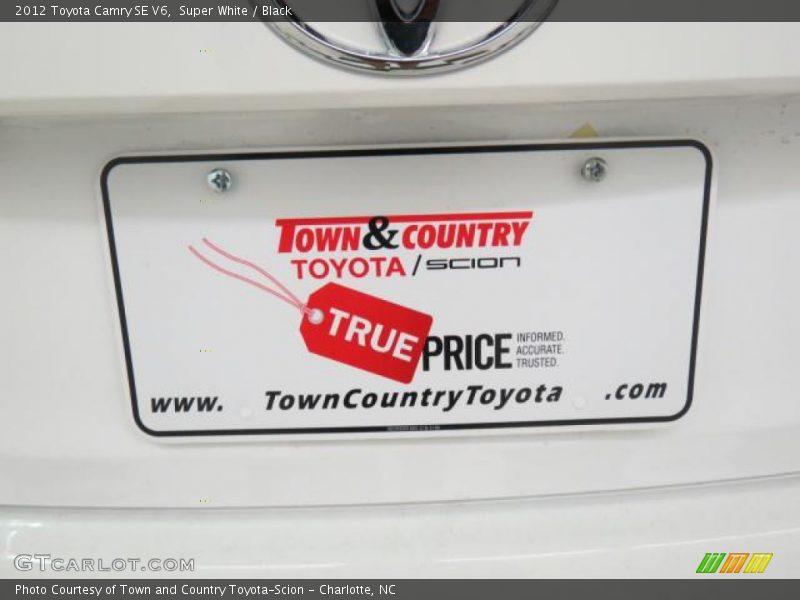 Super White / Black 2012 Toyota Camry SE V6