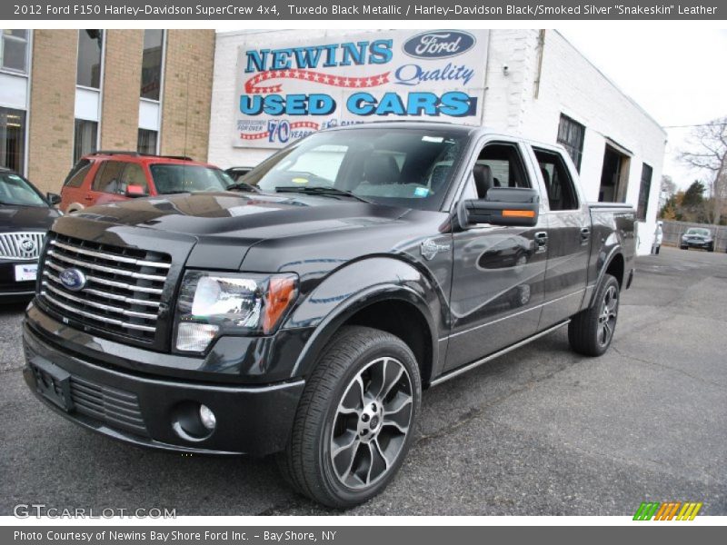 Tuxedo Black Metallic / Harley-Davidson Black/Smoked Silver 