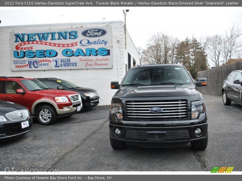 Tuxedo Black Metallic / Harley-Davidson Black/Smoked Silver 