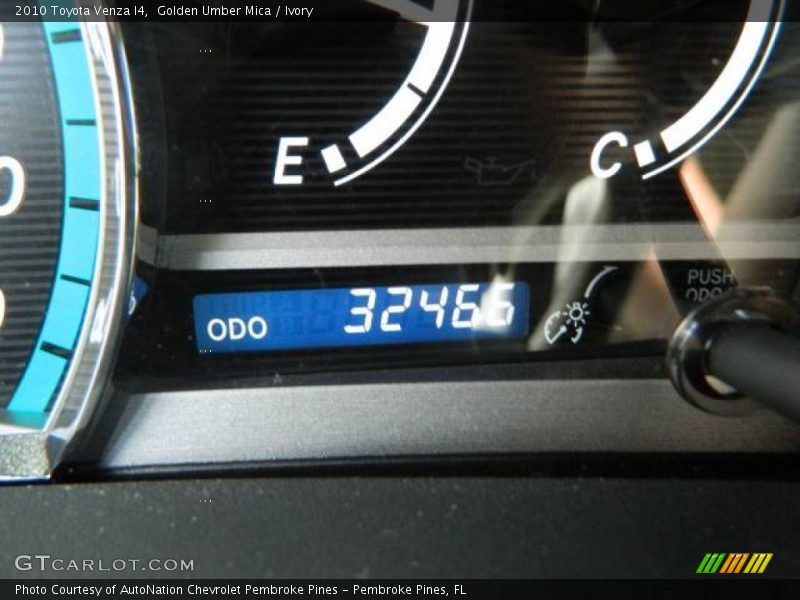 Golden Umber Mica / Ivory 2010 Toyota Venza I4