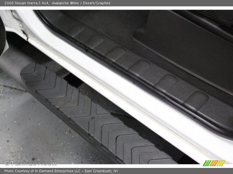 Avalanche White / Desert/Graphite 2006 Nissan Xterra S 4x4