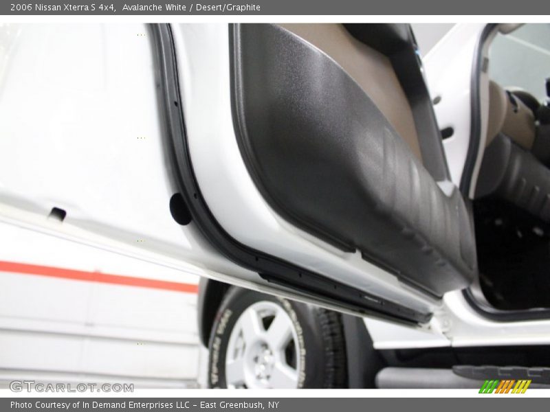 Avalanche White / Desert/Graphite 2006 Nissan Xterra S 4x4