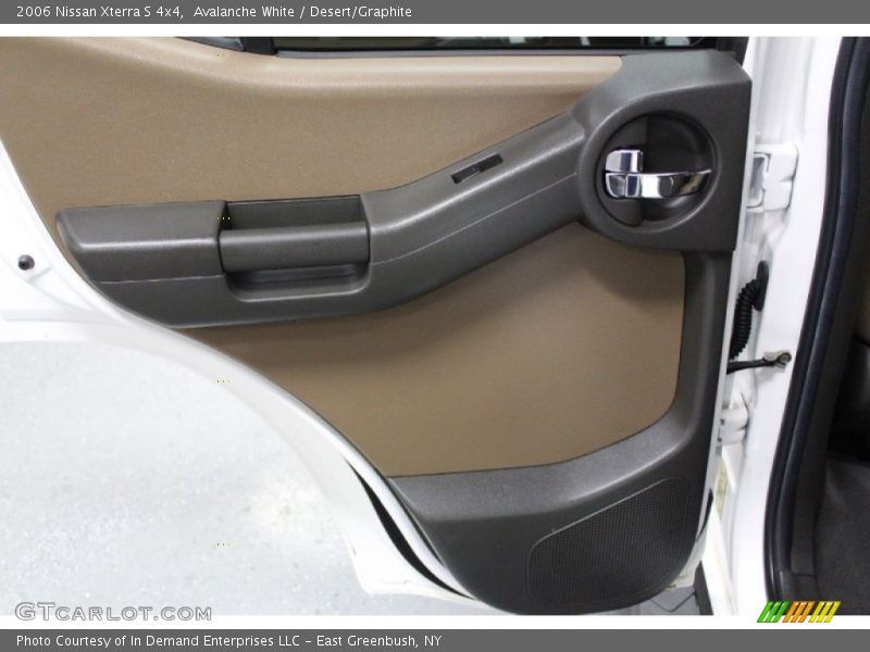 Avalanche White / Desert/Graphite 2006 Nissan Xterra S 4x4