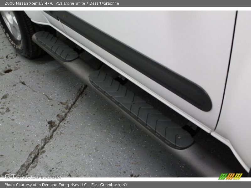 Avalanche White / Desert/Graphite 2006 Nissan Xterra S 4x4