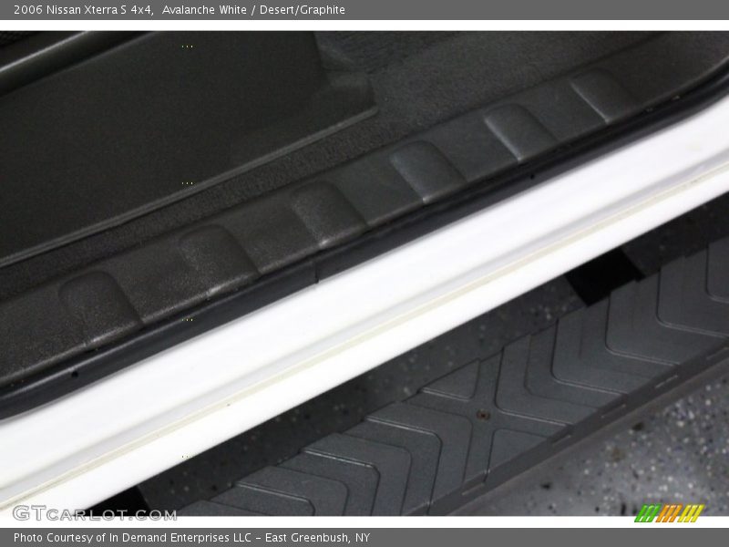 Avalanche White / Desert/Graphite 2006 Nissan Xterra S 4x4