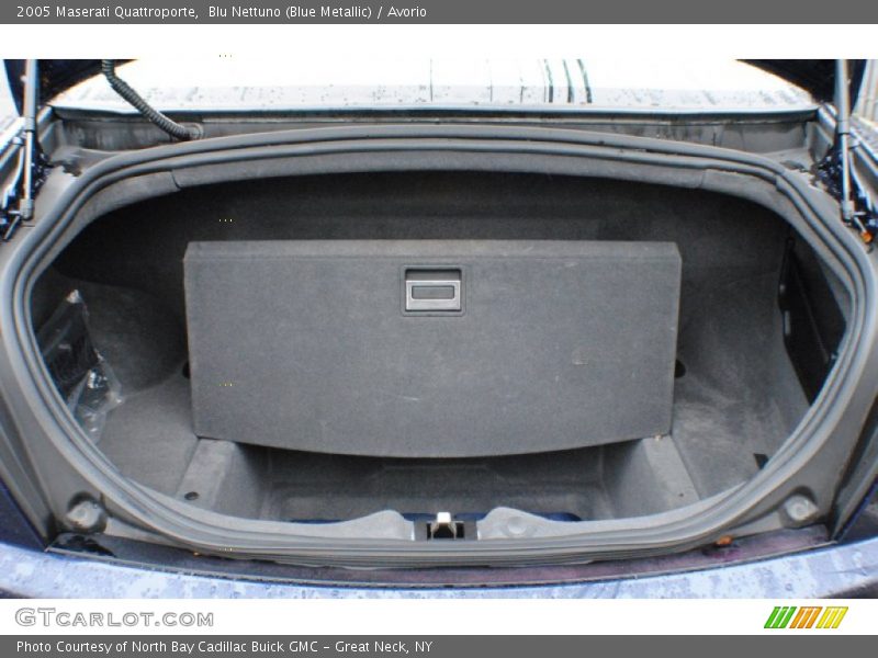 Blu Nettuno (Blue Metallic) / Avorio 2005 Maserati Quattroporte