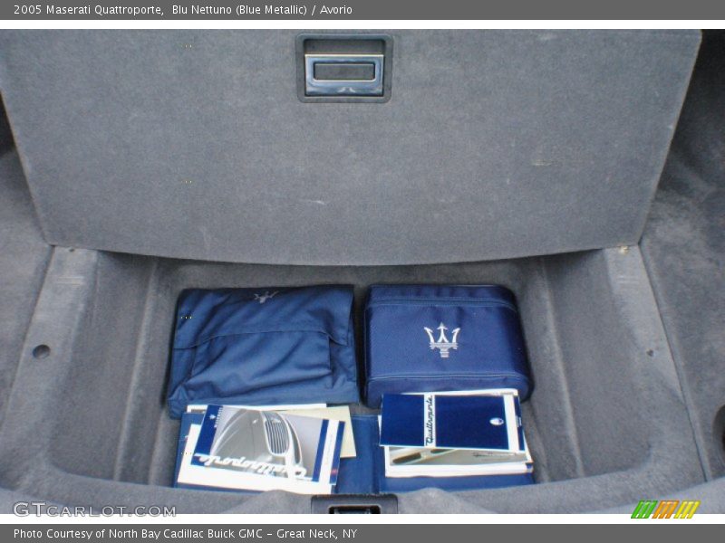 Blu Nettuno (Blue Metallic) / Avorio 2005 Maserati Quattroporte
