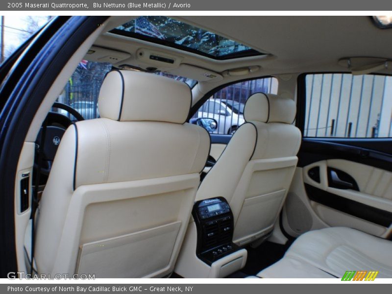 Blu Nettuno (Blue Metallic) / Avorio 2005 Maserati Quattroporte