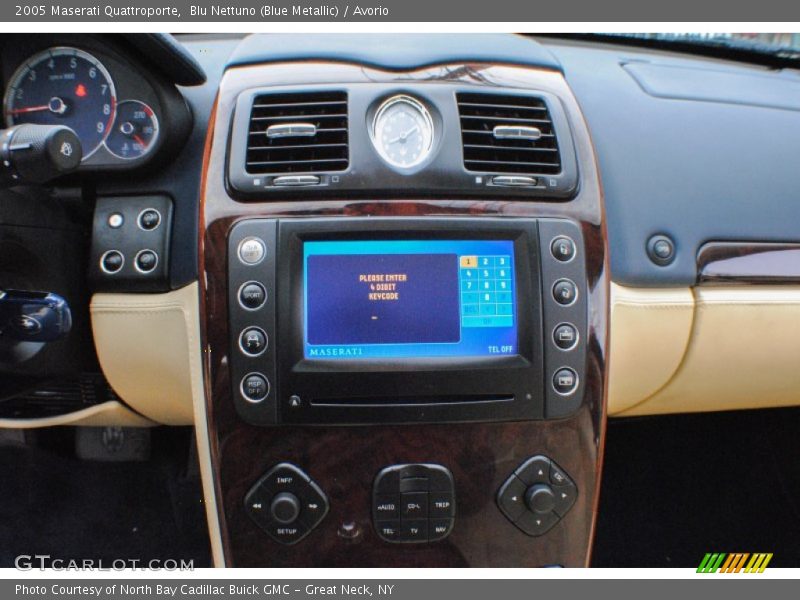 Blu Nettuno (Blue Metallic) / Avorio 2005 Maserati Quattroporte