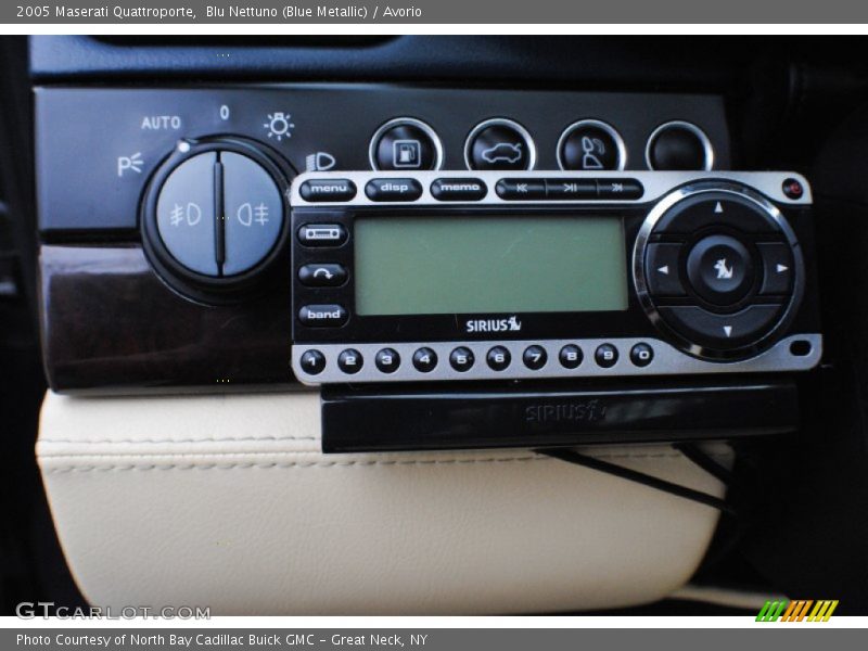 Blu Nettuno (Blue Metallic) / Avorio 2005 Maserati Quattroporte