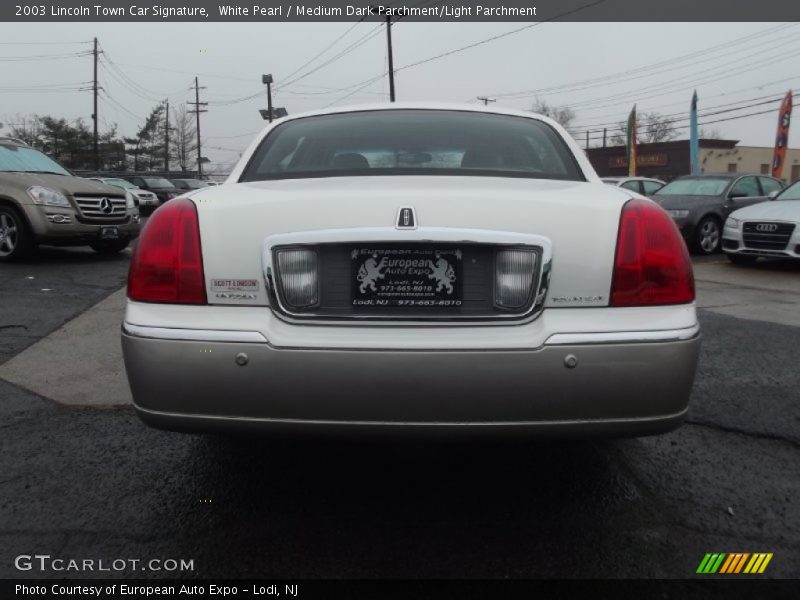 White Pearl / Medium Dark Parchment/Light Parchment 2003 Lincoln Town Car Signature