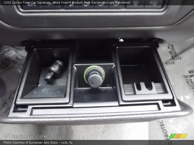 White Pearl / Medium Dark Parchment/Light Parchment 2003 Lincoln Town Car Signature