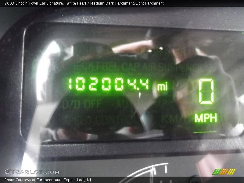 White Pearl / Medium Dark Parchment/Light Parchment 2003 Lincoln Town Car Signature