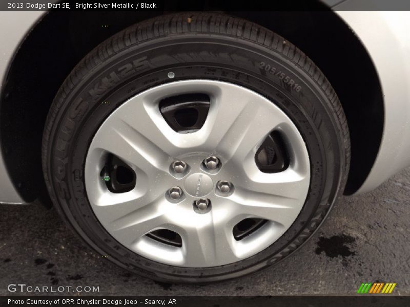 Bright Silver Metallic / Black 2013 Dodge Dart SE