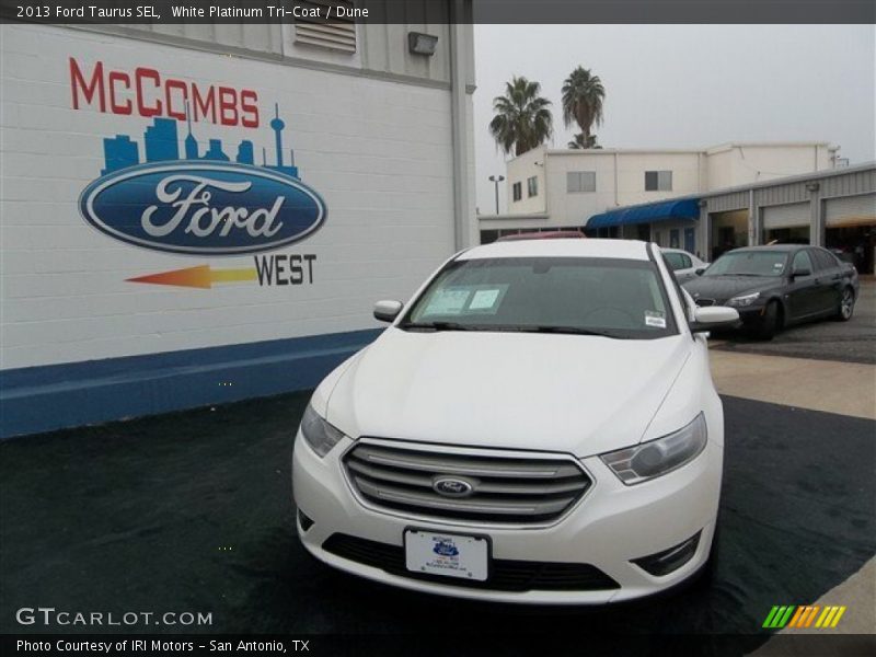 White Platinum Tri-Coat / Dune 2013 Ford Taurus SEL