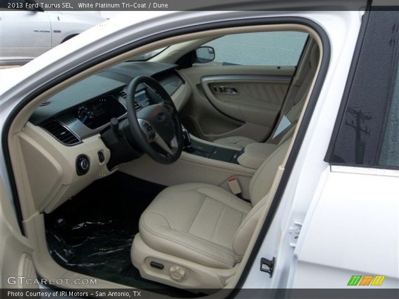 White Platinum Tri-Coat / Dune 2013 Ford Taurus SEL