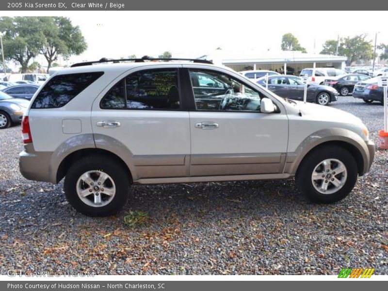 Clear White / Beige 2005 Kia Sorento EX