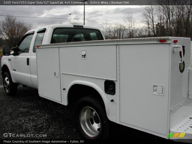 Oxford White / Medium Flint 2005 Ford F350 Super Duty XLT SuperCab 4x4 Commercial