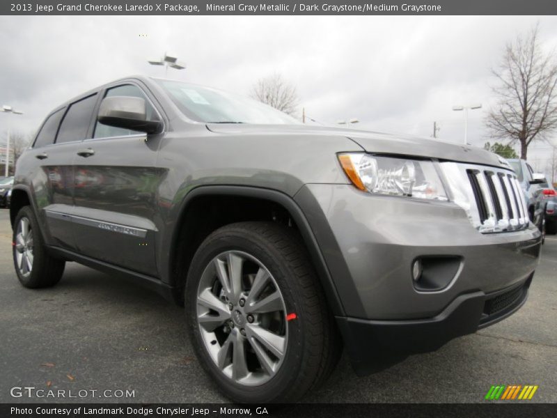 Front 3/4 View of 2013 Grand Cherokee Laredo X Package