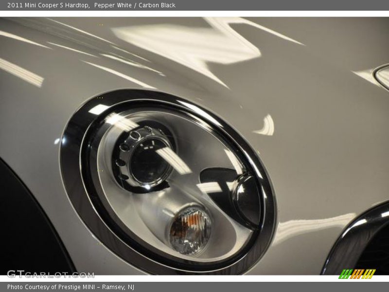 Pepper White / Carbon Black 2011 Mini Cooper S Hardtop