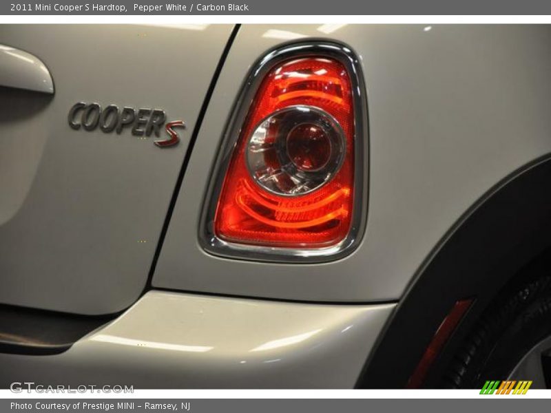 Pepper White / Carbon Black 2011 Mini Cooper S Hardtop