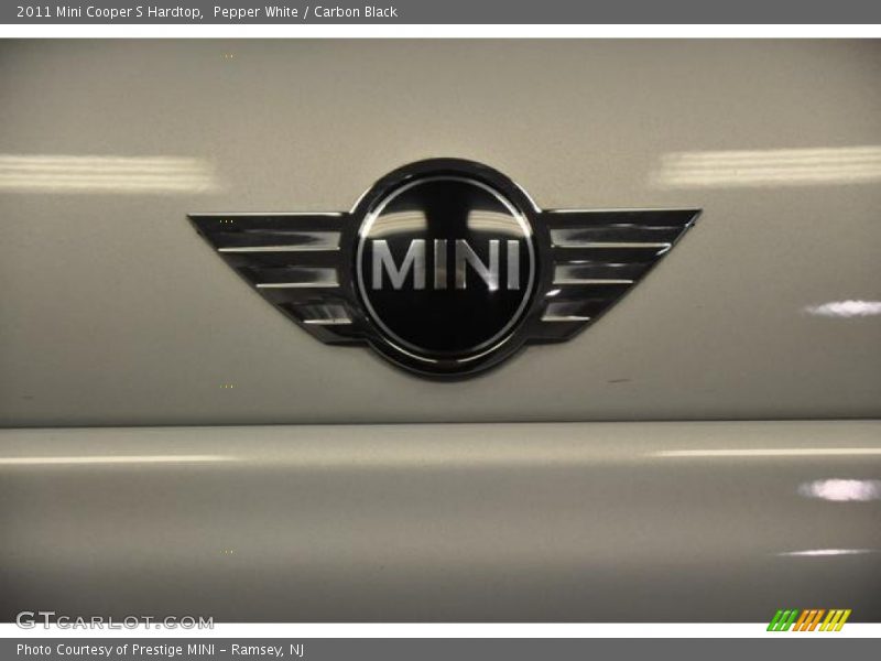 Pepper White / Carbon Black 2011 Mini Cooper S Hardtop