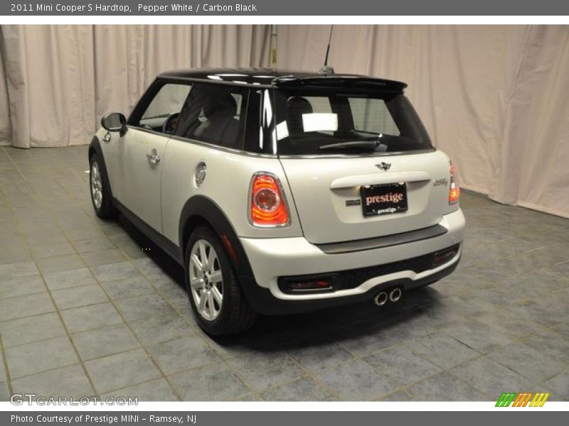Pepper White / Carbon Black 2011 Mini Cooper S Hardtop