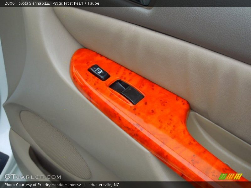 Arctic Frost Pearl / Taupe 2006 Toyota Sienna XLE