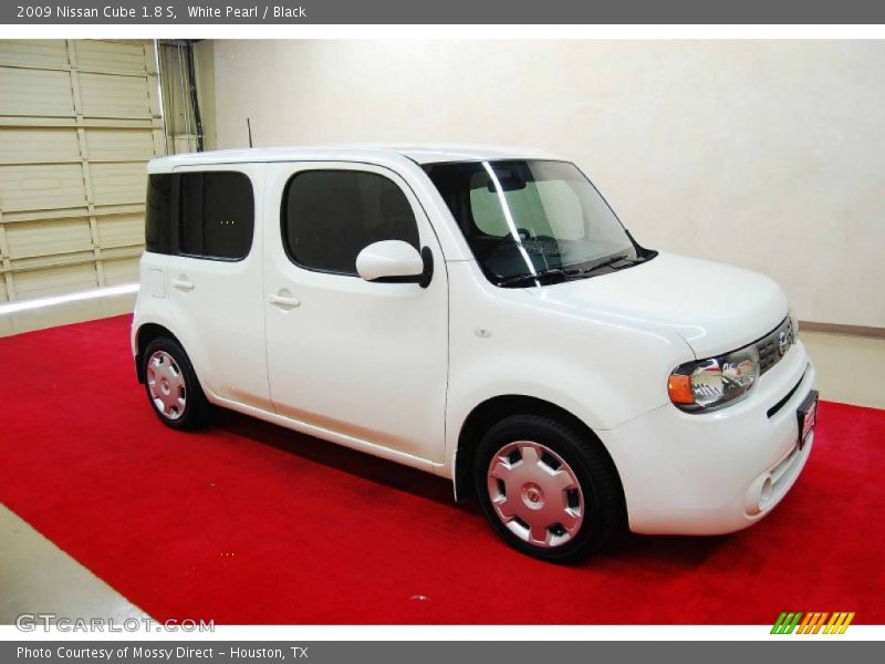 White Pearl / Black 2009 Nissan Cube 1.8 S