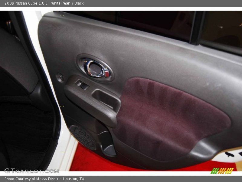 White Pearl / Black 2009 Nissan Cube 1.8 S