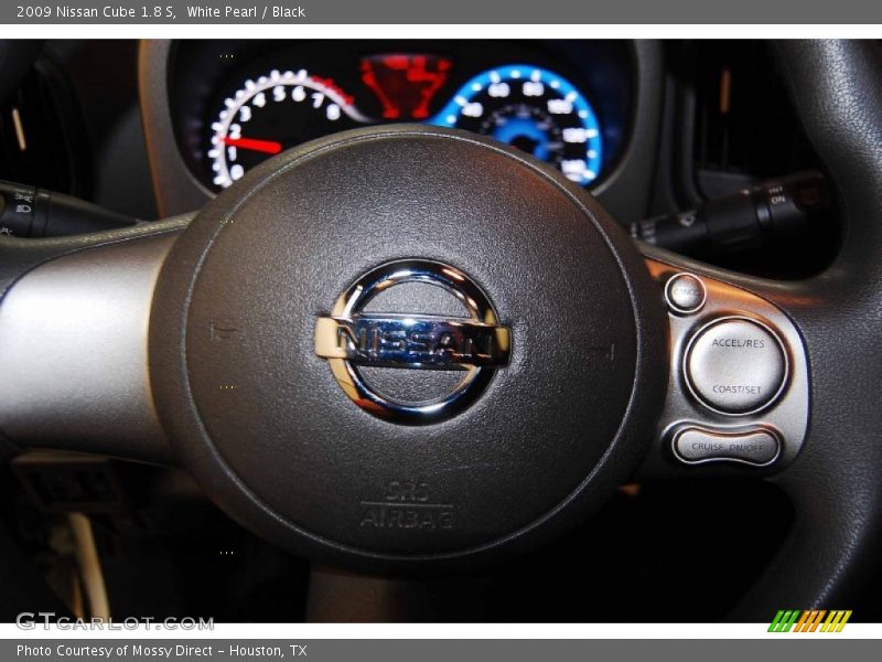 White Pearl / Black 2009 Nissan Cube 1.8 S