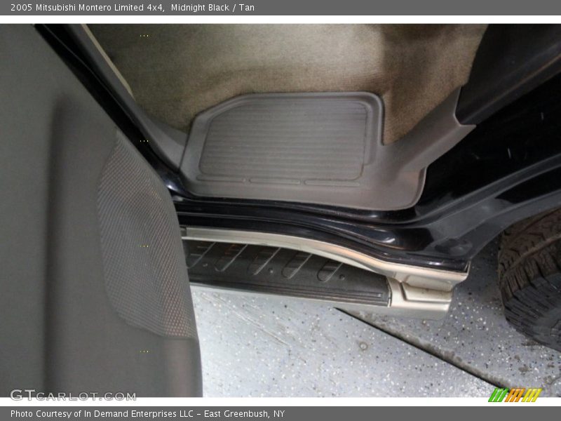 Midnight Black / Tan 2005 Mitsubishi Montero Limited 4x4