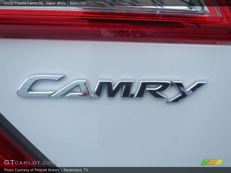 Super White / Black/Ash 2012 Toyota Camry SE
