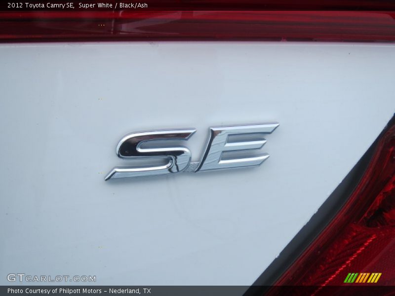 Super White / Black/Ash 2012 Toyota Camry SE