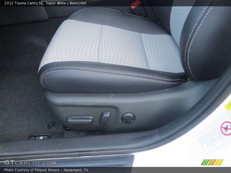 Super White / Black/Ash 2012 Toyota Camry SE