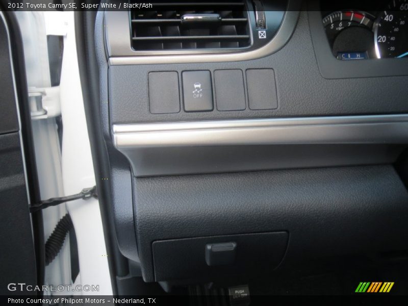 Super White / Black/Ash 2012 Toyota Camry SE