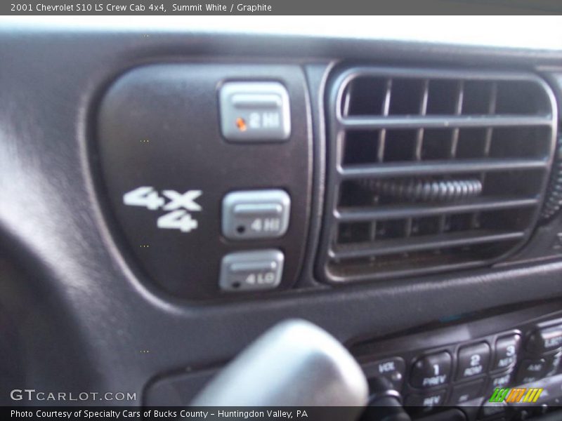 Summit White / Graphite 2001 Chevrolet S10 LS Crew Cab 4x4
