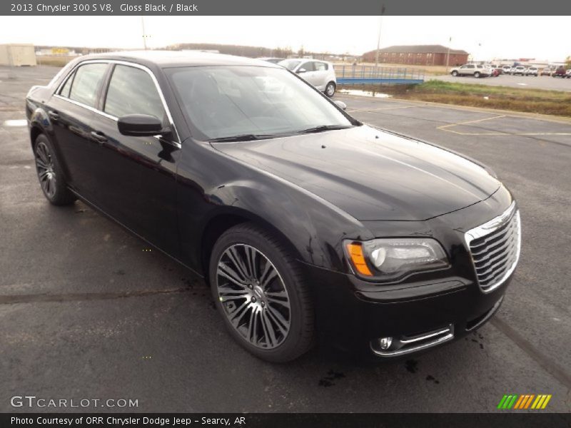 Front 3/4 View of 2013 300 S V8