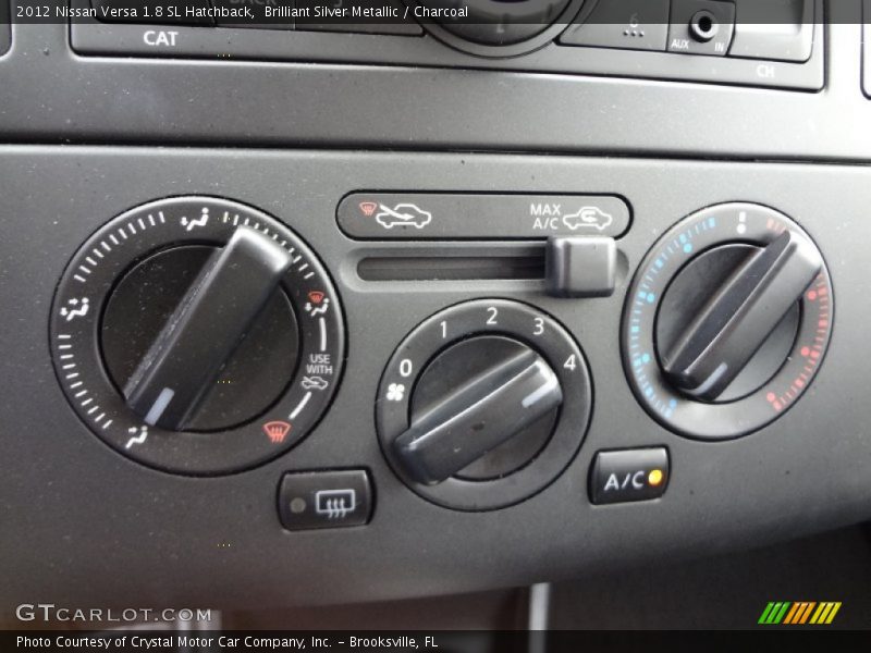 Controls of 2012 Versa 1.8 SL Hatchback
