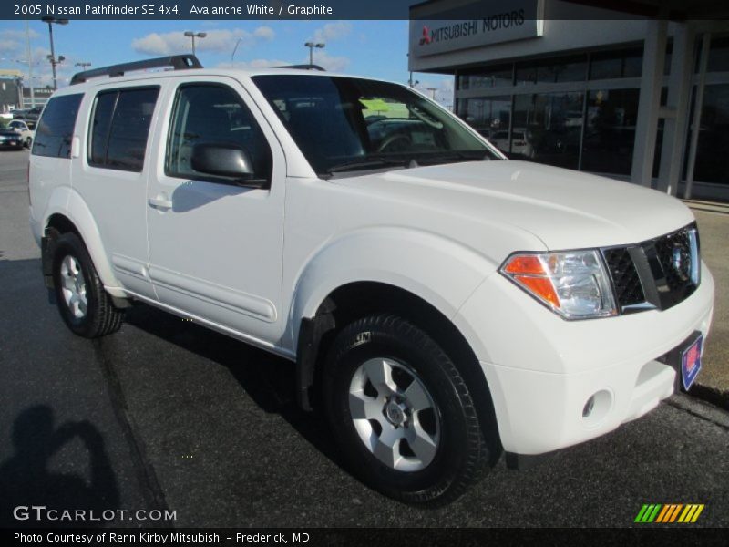 Avalanche White / Graphite 2005 Nissan Pathfinder SE 4x4