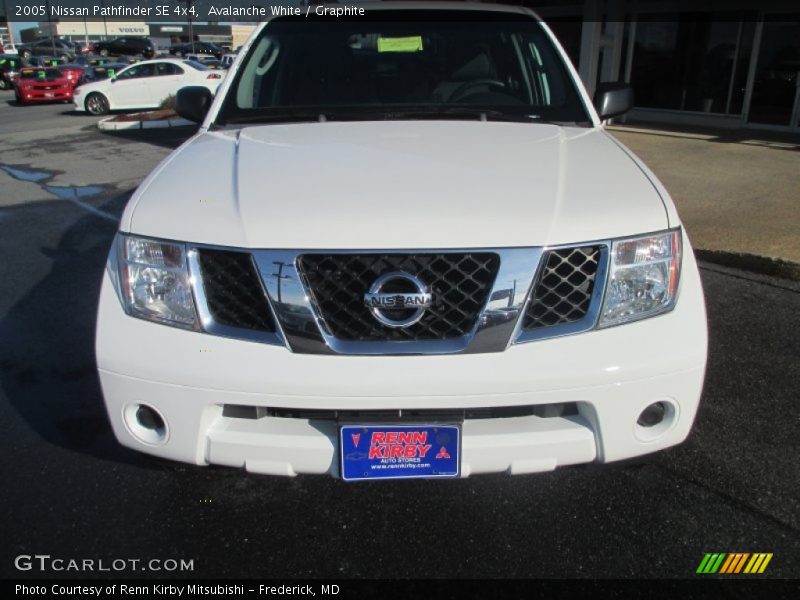 Avalanche White / Graphite 2005 Nissan Pathfinder SE 4x4