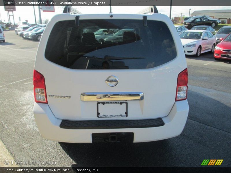 Avalanche White / Graphite 2005 Nissan Pathfinder SE 4x4